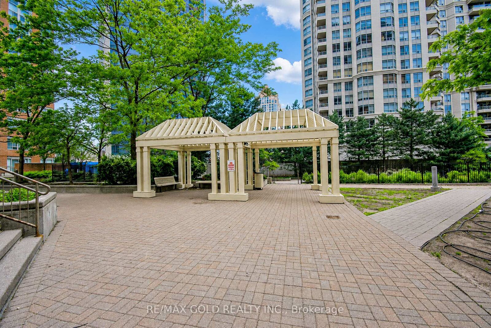 Property Photo: 325 Webb Drive Ph 201 ON L5B 3Z9
