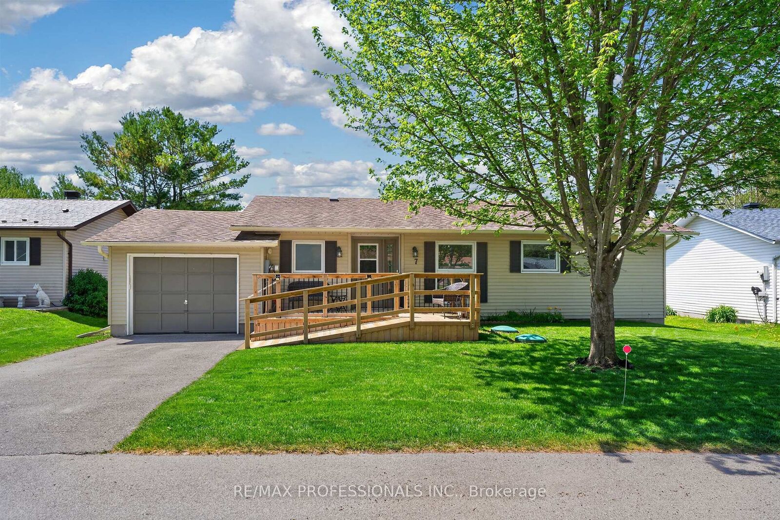 Property Photo: 7 Tamarack Court ON L0G 1W0