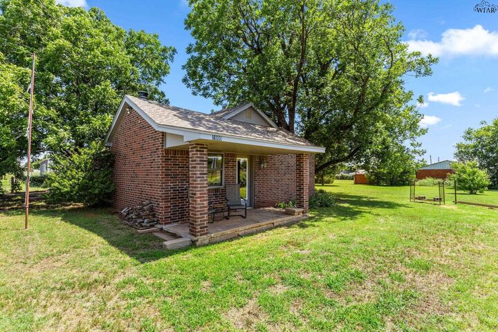 Property Photo: 1000 E Highway St 1008 E Highway St TX 76367
