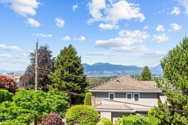 Property Photo: 2495 W 33rd Avenue BC V6M 1C4