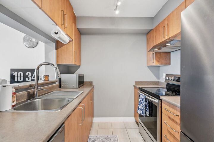 Property Photo:  5380 Oben Street 1610  BC V5R 6H7 