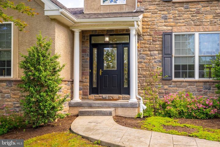 Property Photo: 6 Shepherds Way PA 19038