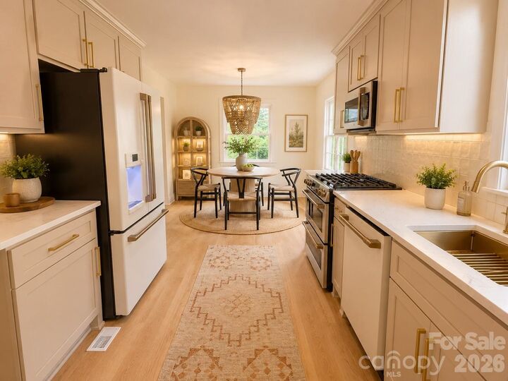 Property Photo: 7008 Brynhurst Drive NC 28210