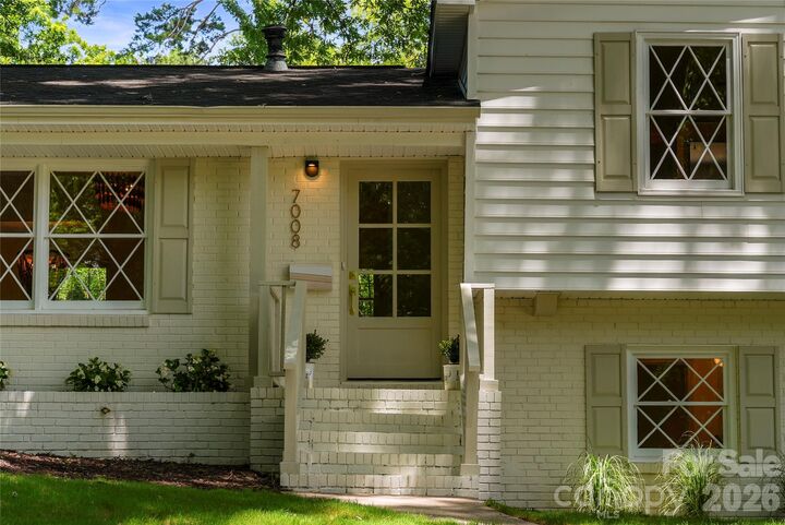 Property Photo:  7008 Brynhurst Drive  NC 28210 