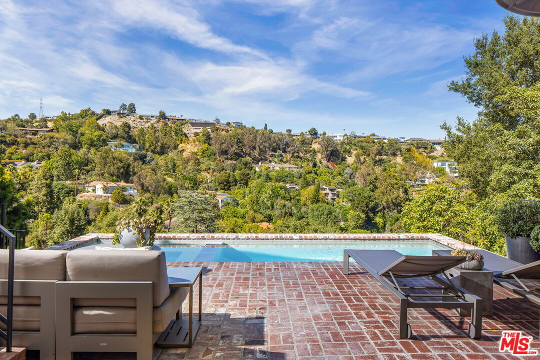 Property Photo:  2528 Carman Crest Dr  CA 90068 