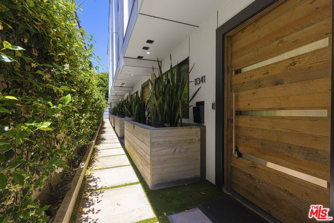 Property Photo: 11341 Pearl St CA 90064