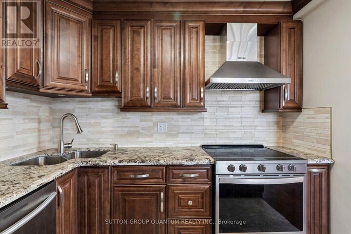 Property Photo: 2345 Confederation Parkway 802 ON L5B 2H3
