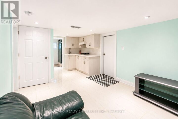Property Photo: 1078 Sawyer Avenue ON L5E 1K7