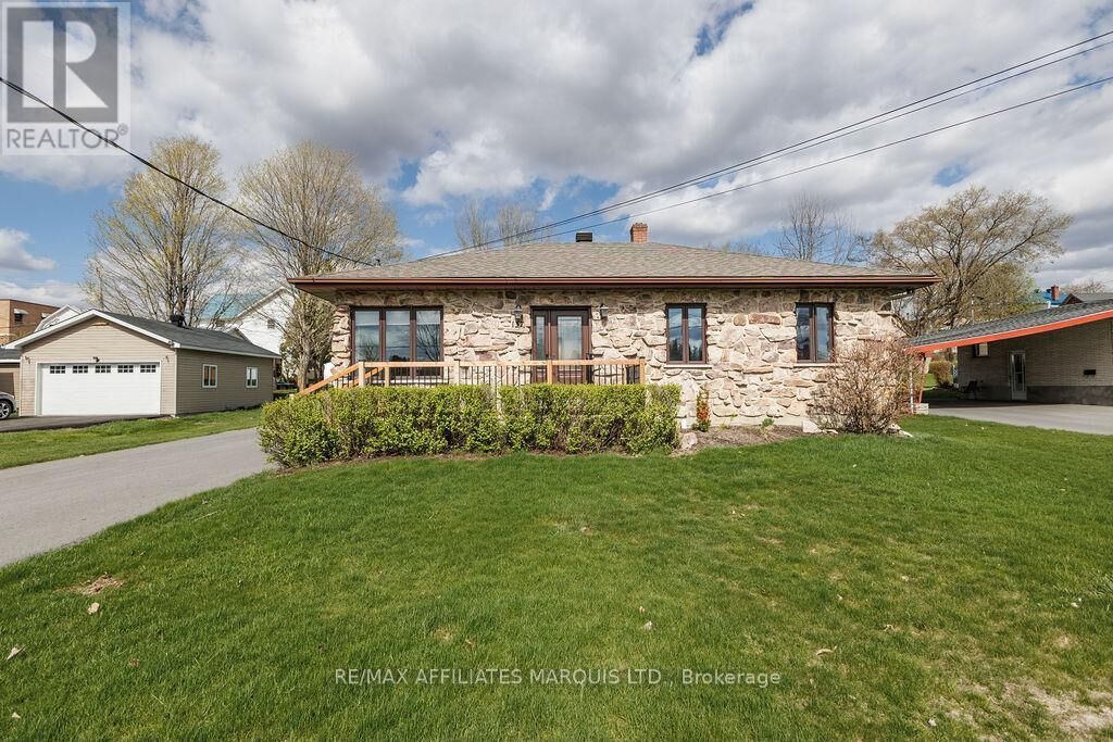 Property Photo:  137 Park Avenue  ON K0C 1A0 