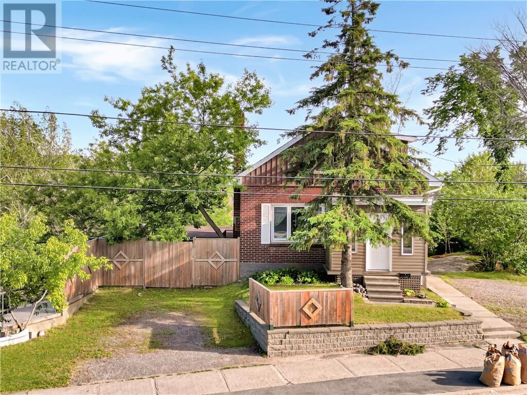 Property Photo:  257 Lloyd Street  ON P3B 1N4 