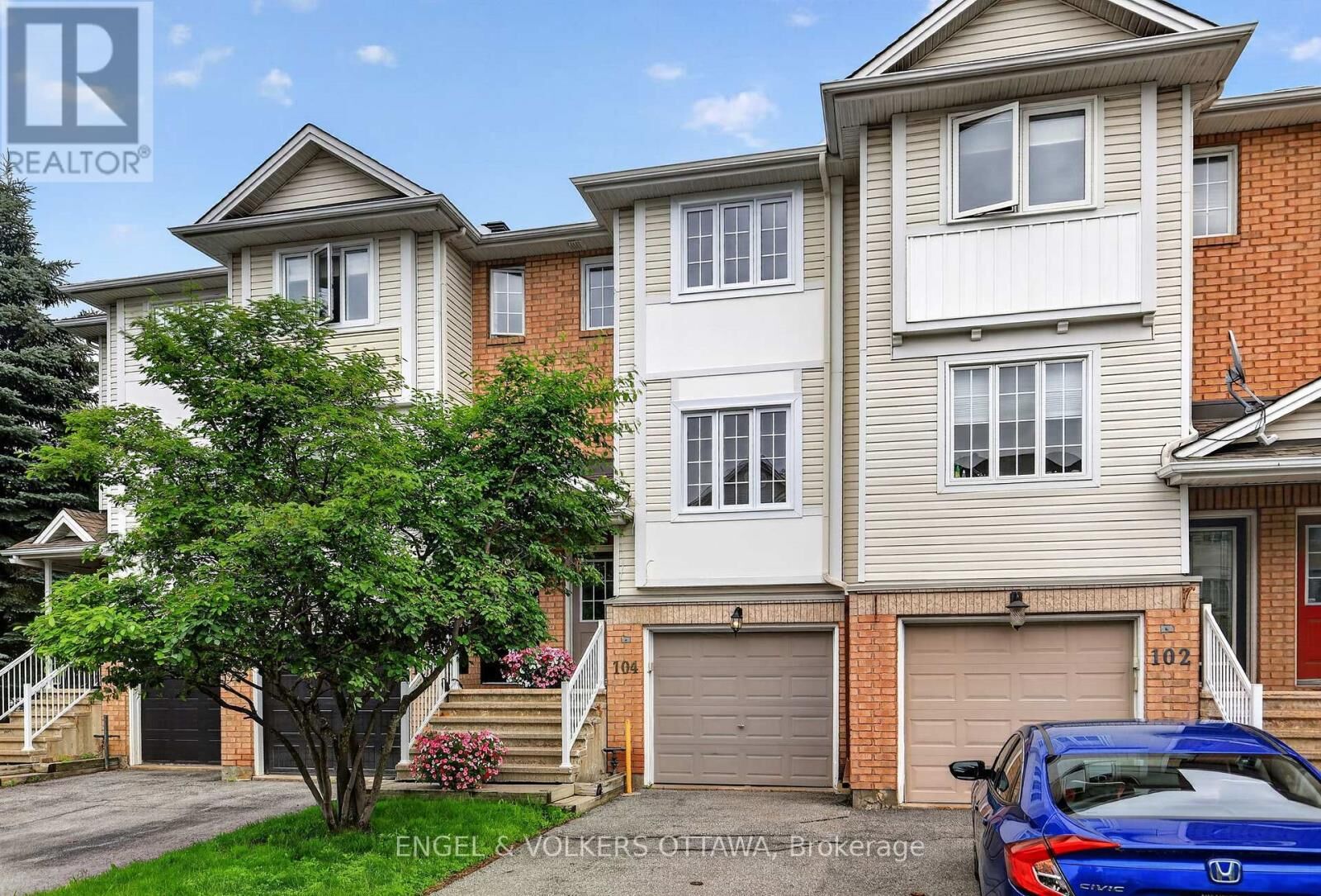 Property Photo:  104 Manhattan Crescent  ON K2C 4B7 