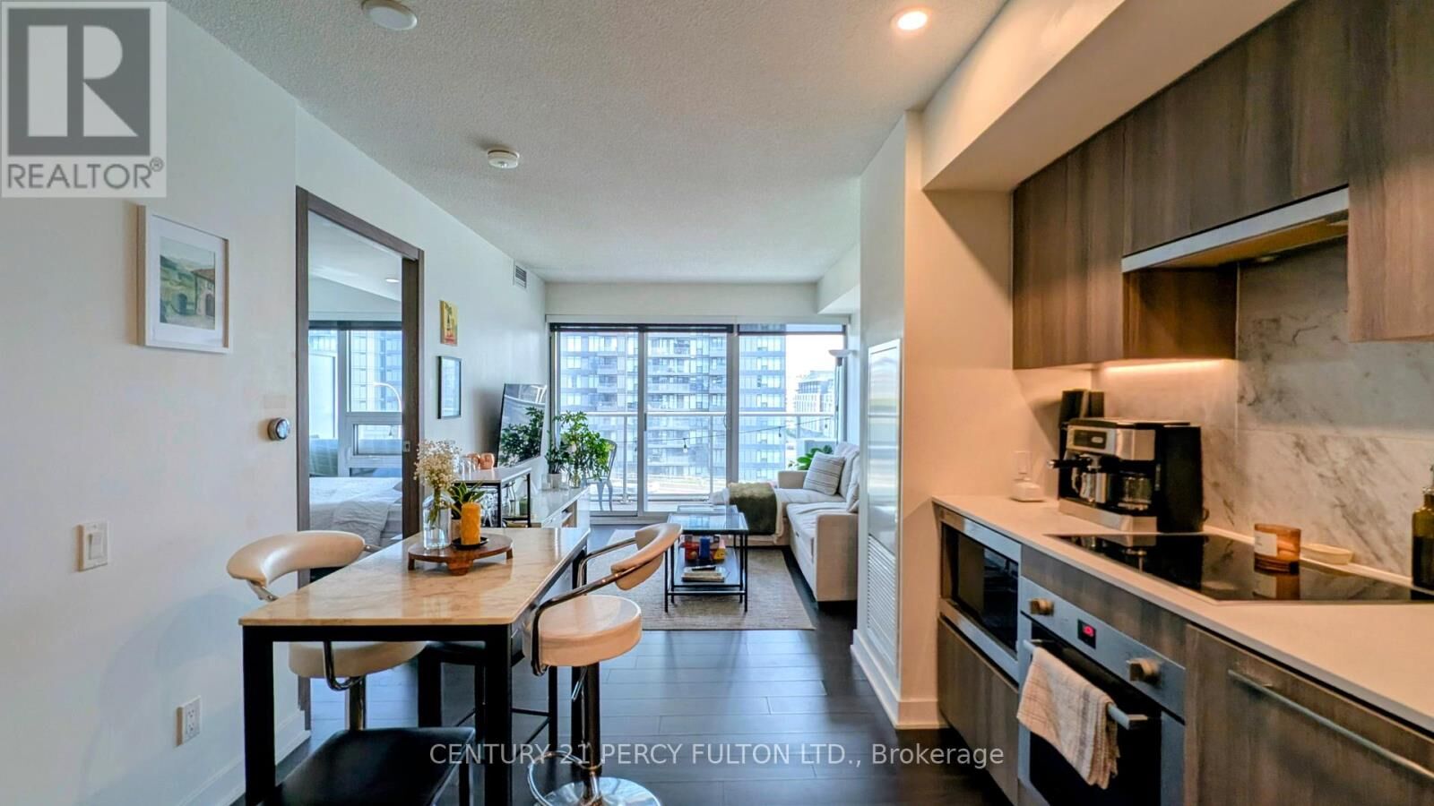 Property Photo:  17 Bathurst Street 808  ON M5V 0N1 