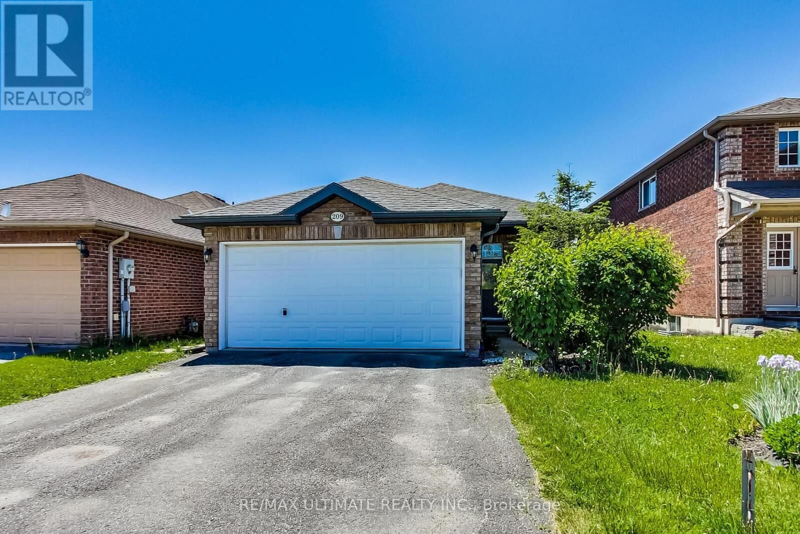 Property Photo:  209 Dunsmore Lane Main  ON L4M 6Z8 
