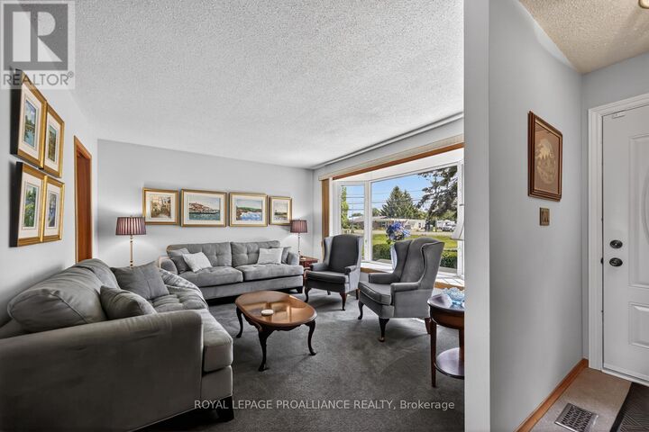 Property Photo: 733 Stewart Boulevard ON K6V 5T4