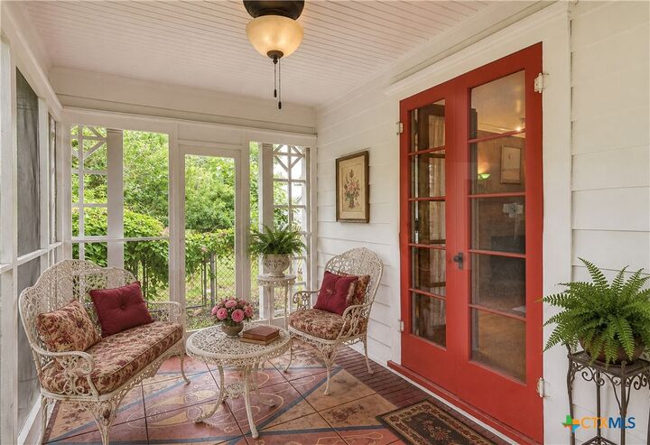 Property Photo: 308 S Erkel Avenue TX 78155