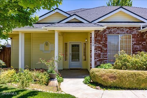 Property Photo:  1300 Scarlet Oak Drive  CA 93561 