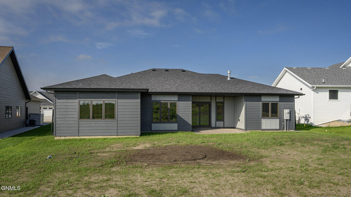 Property Photo:  407 Flint Drive  ND 58503 