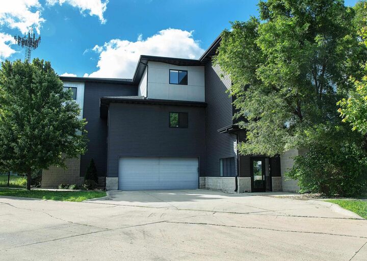 Property Photo:  221 E 5th Street 205  IA 50613 