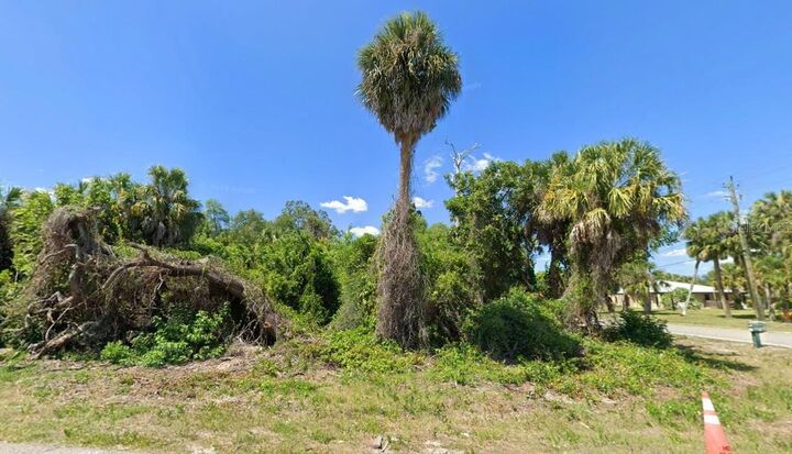 Property Photo:  18504 Yarbrough Avenue  FL 33948 