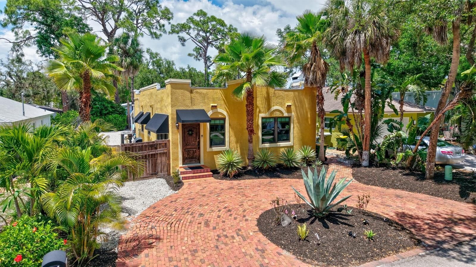 Property Photo:  2437 Floyd Street  FL 34239 