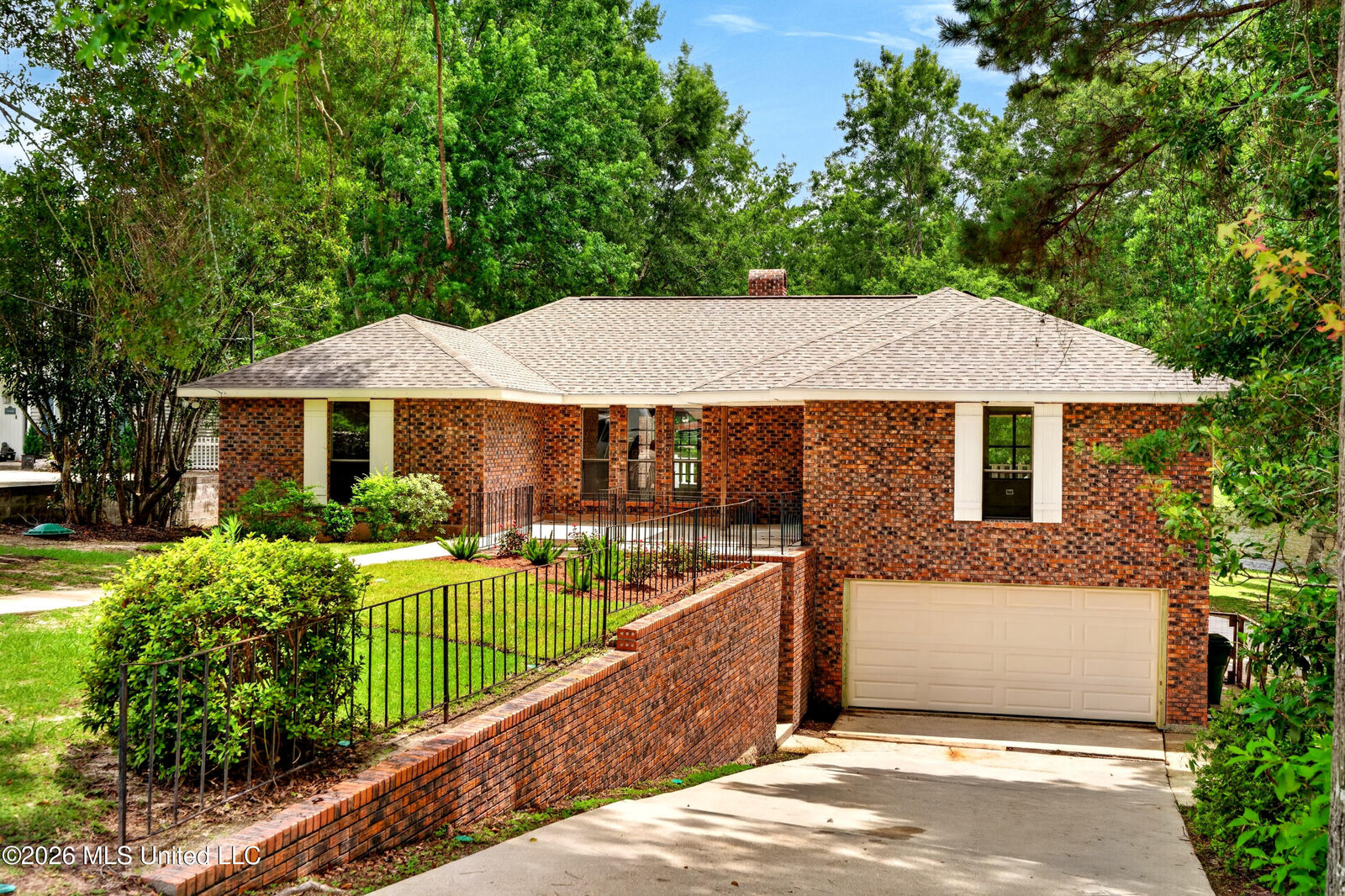 Property Photo:  1008 E Lakeshore Drive  MS 39426 