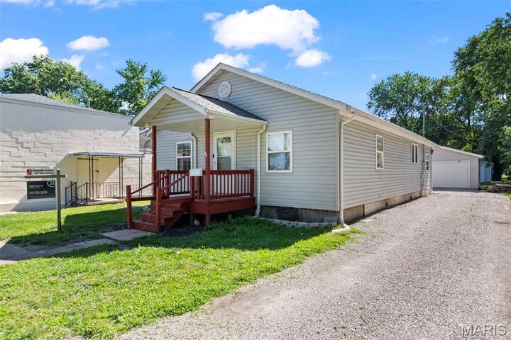 Property Photo:  1620 N Monroe Street  IL 62056 