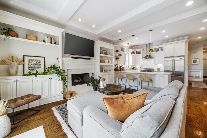 Property Photo:  3748 N Damen Avenue 3S  IL 60618 