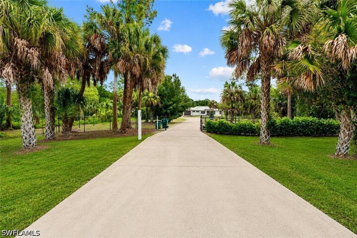 Property Photo:  556 6th Street SE  FL 34117 