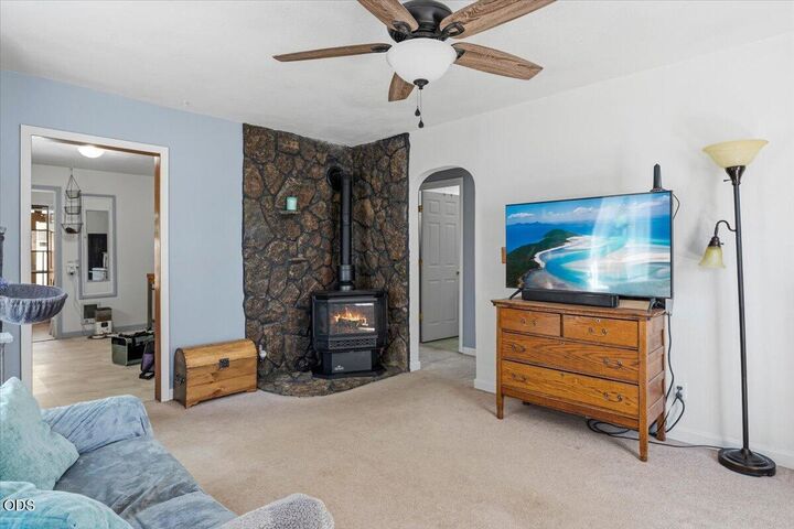 Property Photo:  303 NW Birch Avenue  OR 97756 