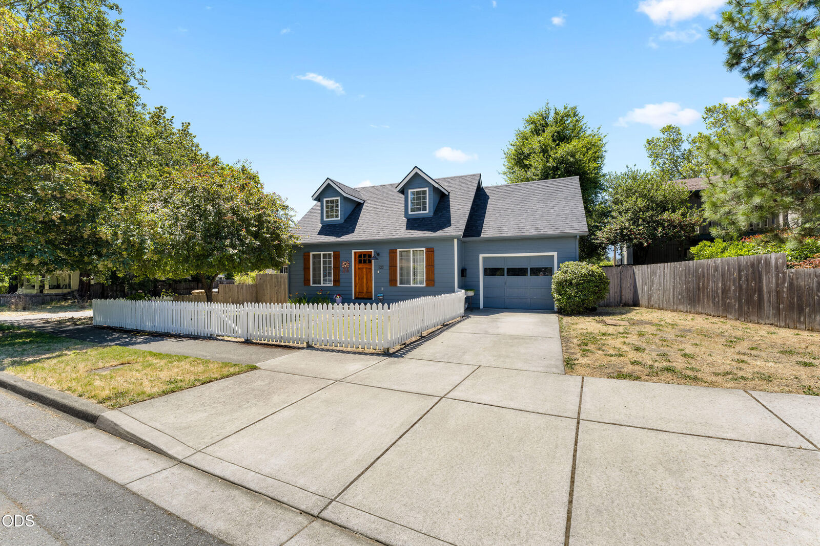 Property Photo: 533 NW D Street OR 97526