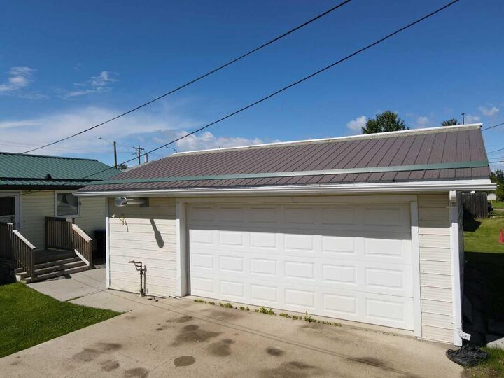 Property Photo:  5114 47 Avenue W  AB T0E 1N0 