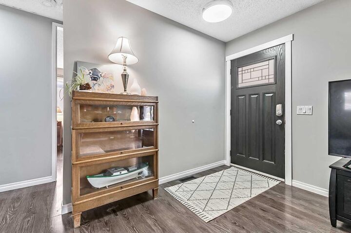 Property Photo:  399 Maitland Crescent NE  AB T2A 5T6 