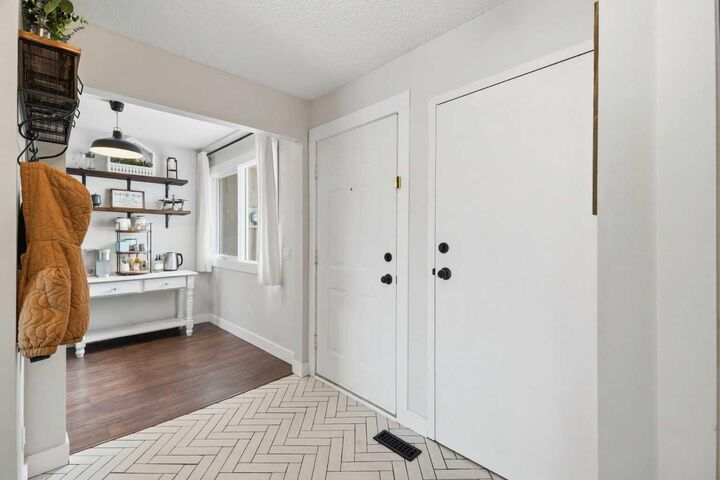 Property Photo: 228 Theodore Place NW 25 AB T2K 5S1