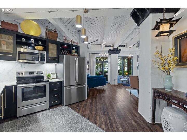 Property Photo:  1420 NW Lovejoy St 327  OR 97209 