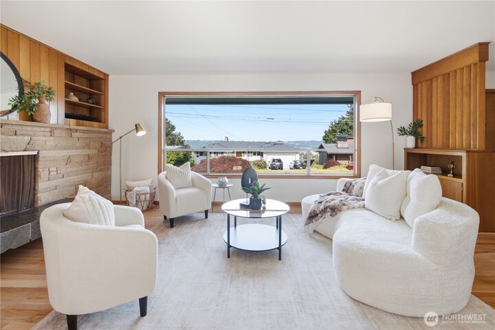 Property Photo: 812 Alvord Avenue N WA 98031
