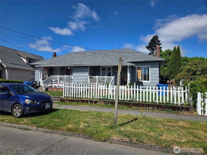 Property Photo:  907 S 4th Avenue  WA 98626 