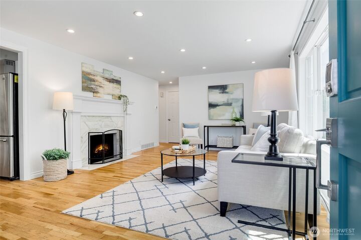 Property Photo:  11516  Meridian Avenue N  WA 98133 