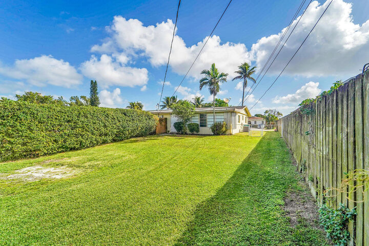 Property Photo: 4681 SW 43rd Terrace 2 FL 33314