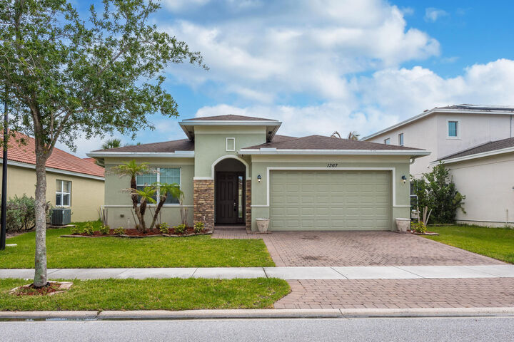 Property Photo: 1367 NW Leonardo Circle FL 34986