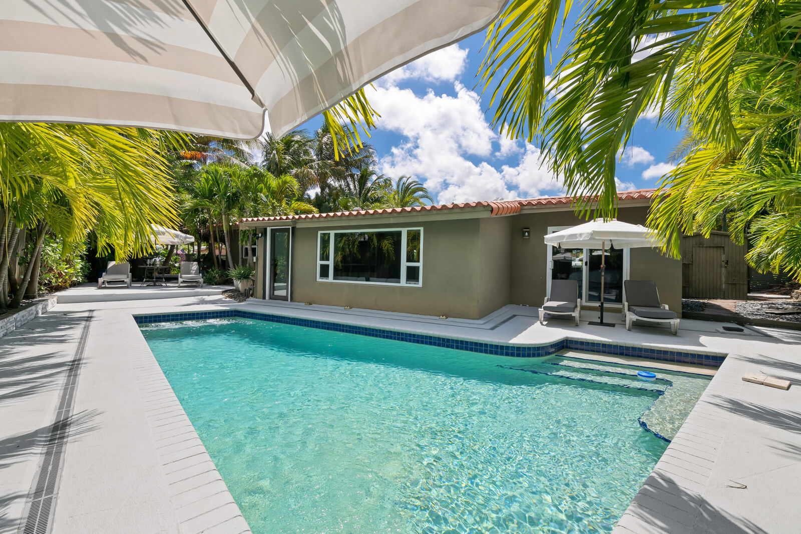 Property Photo: 5210 NE 17th Terrace FL 33334