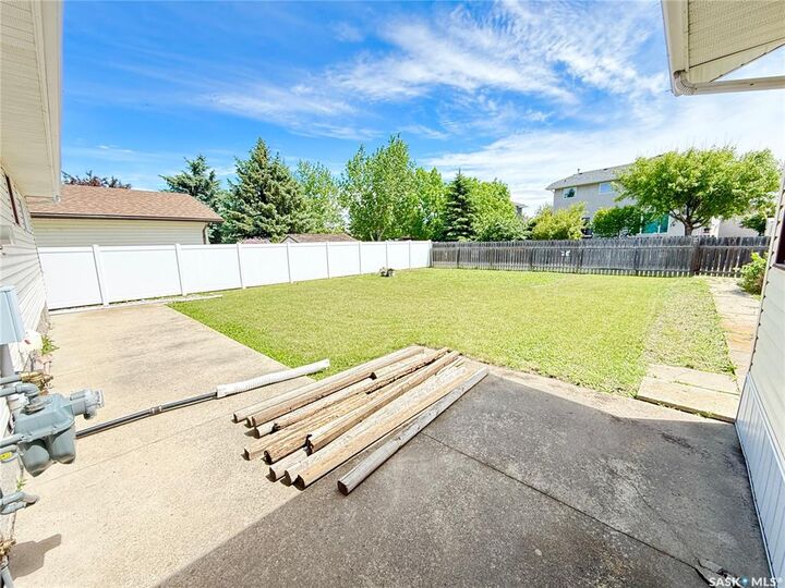 Property Photo:  722 Washington Drive  SK S4H 3C8 