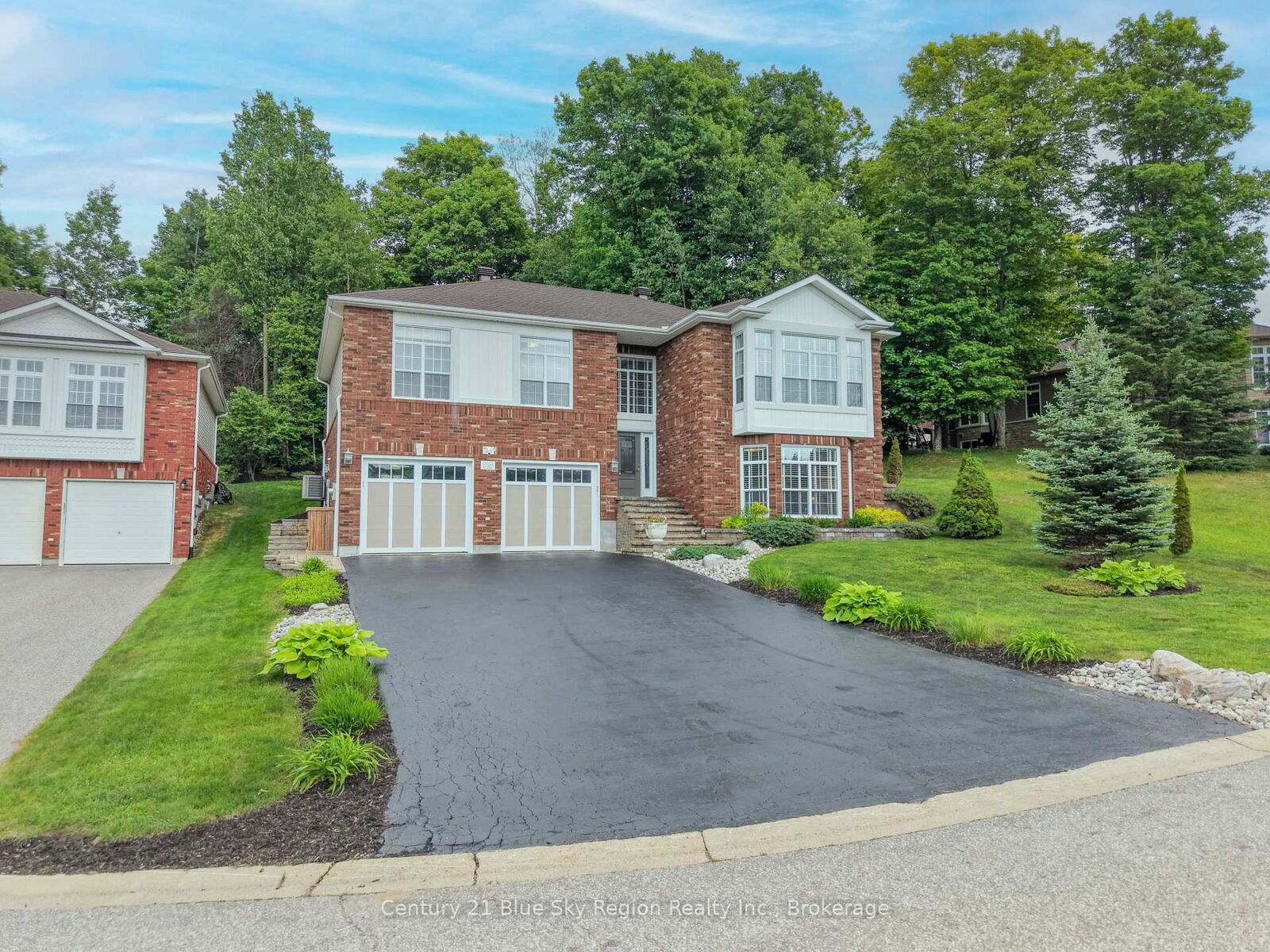 Property Photo: 69 Kenwood Hills Drive ON P1C 1M3