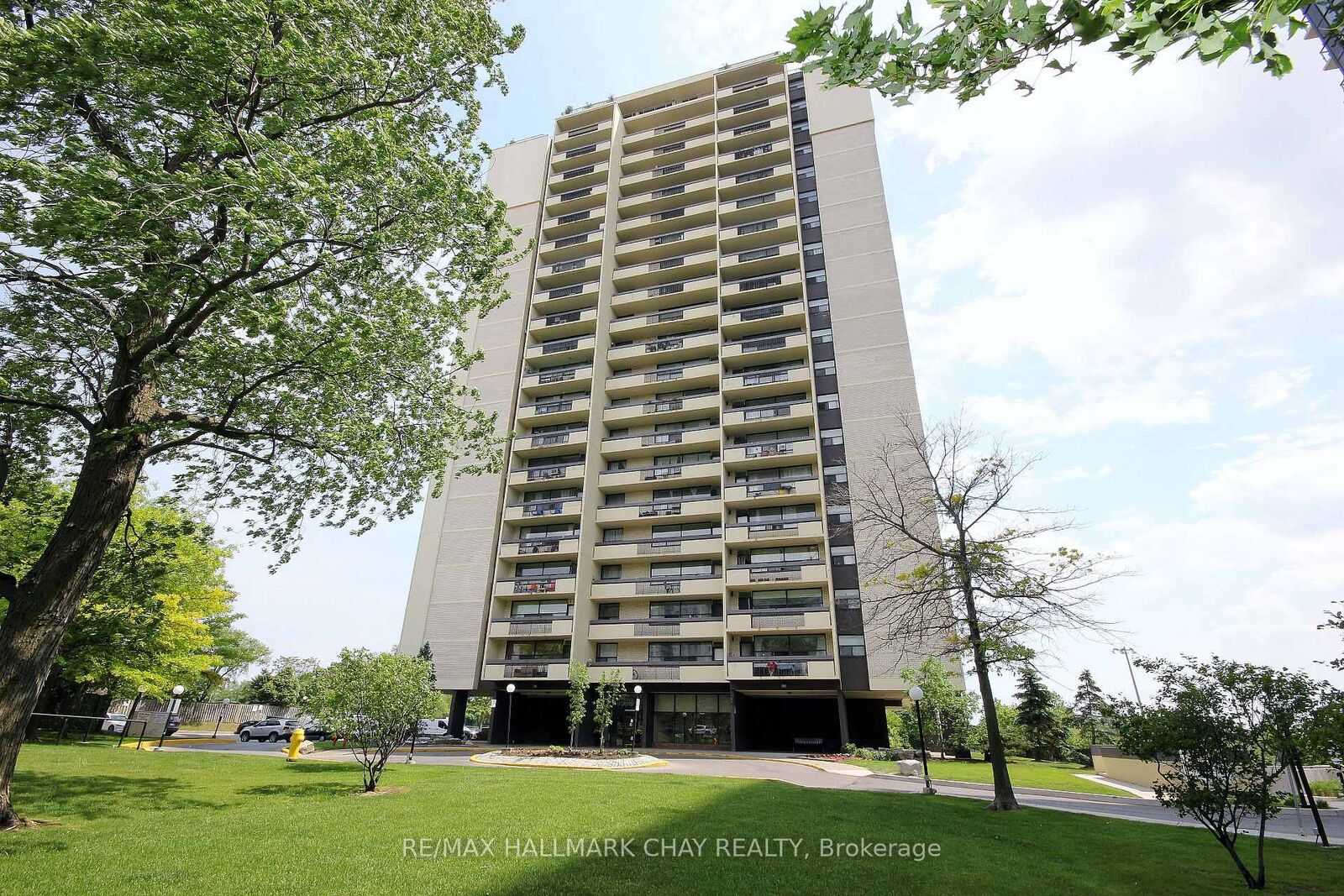 Property Photo: 1455 Lawrence Avenue W 1707 ON M6L 1B1