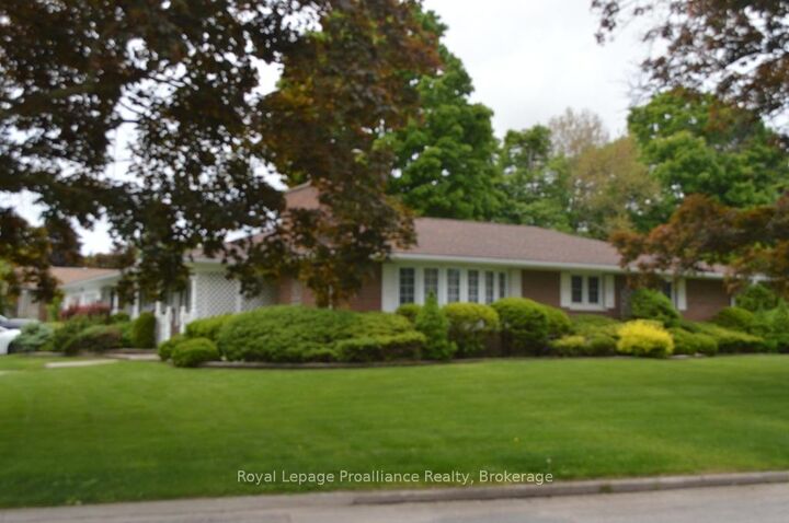 Property Photo: 9 Parkview Heights ON K8V 5L9
