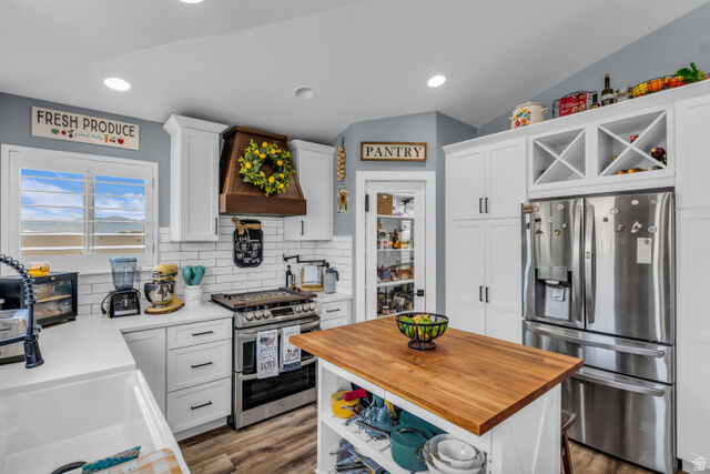 Property Photo: 1644 E Arrowhead Ln UT 84074