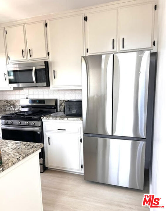 Property Photo: 19 Sunset Ave CA 90291