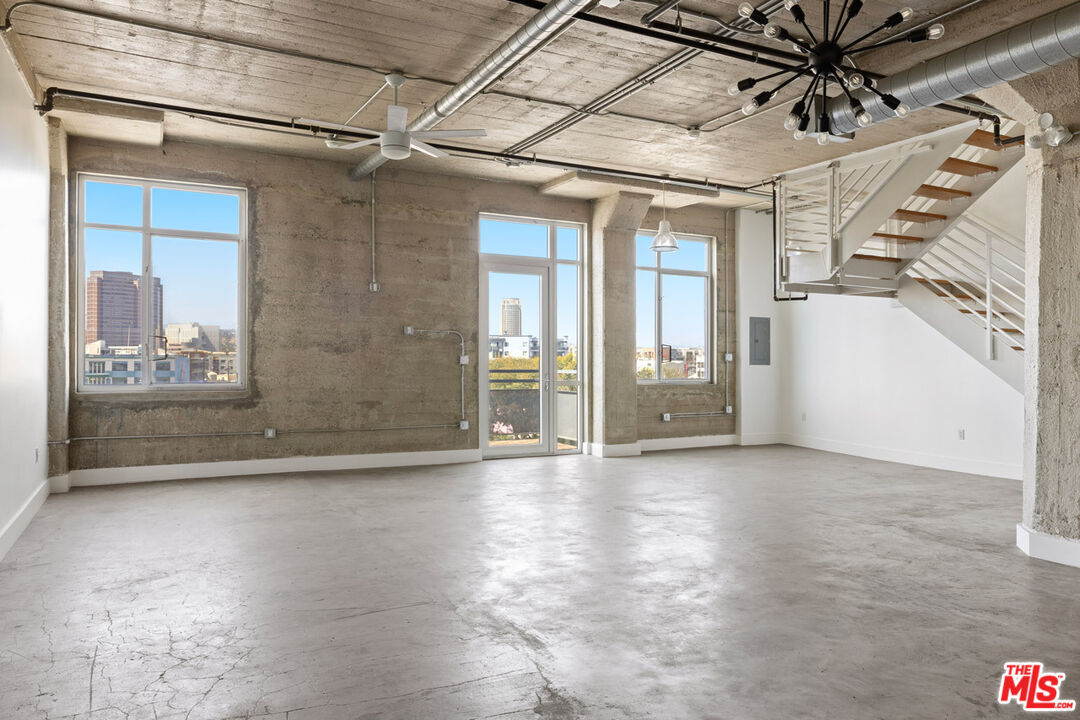 Property Photo:  825 E 4th St  CA 90013 