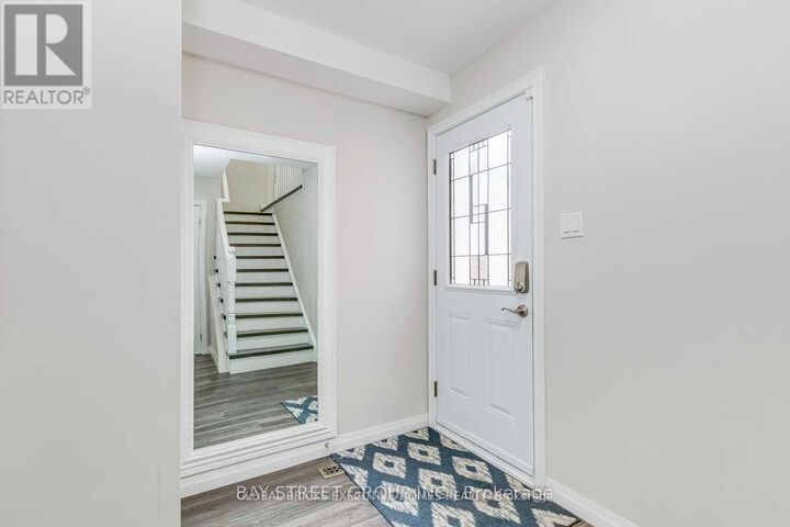 Property Photo:  5045 Rundle Court Upper  ON L5M 4A4 