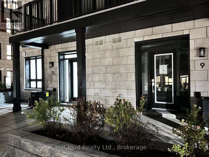 Property Photo:  4025 Hickory Drive 13  ON L4W 1L1 