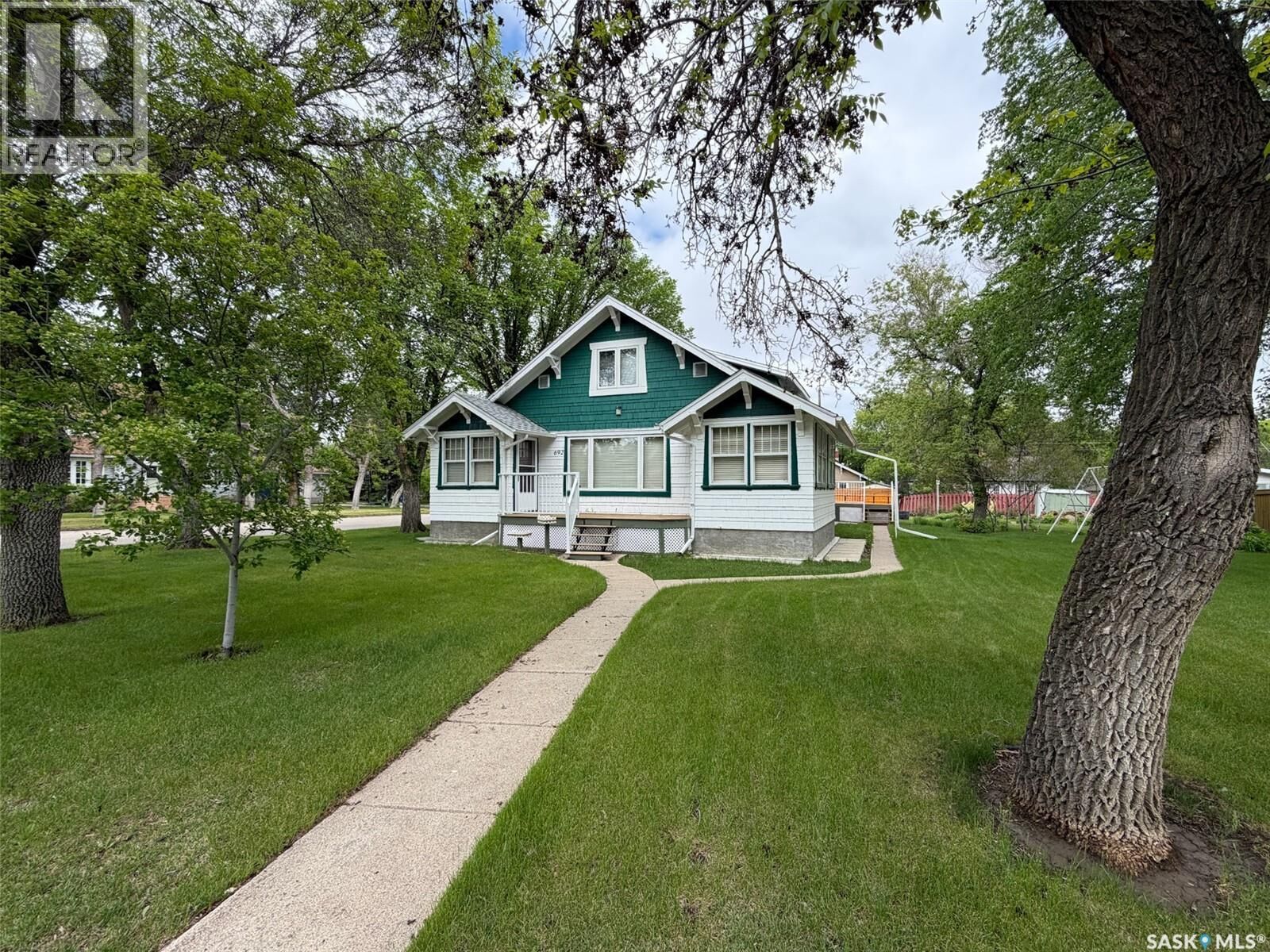 Property Photo:  692 2nd Street E  SK S0N 2M0 